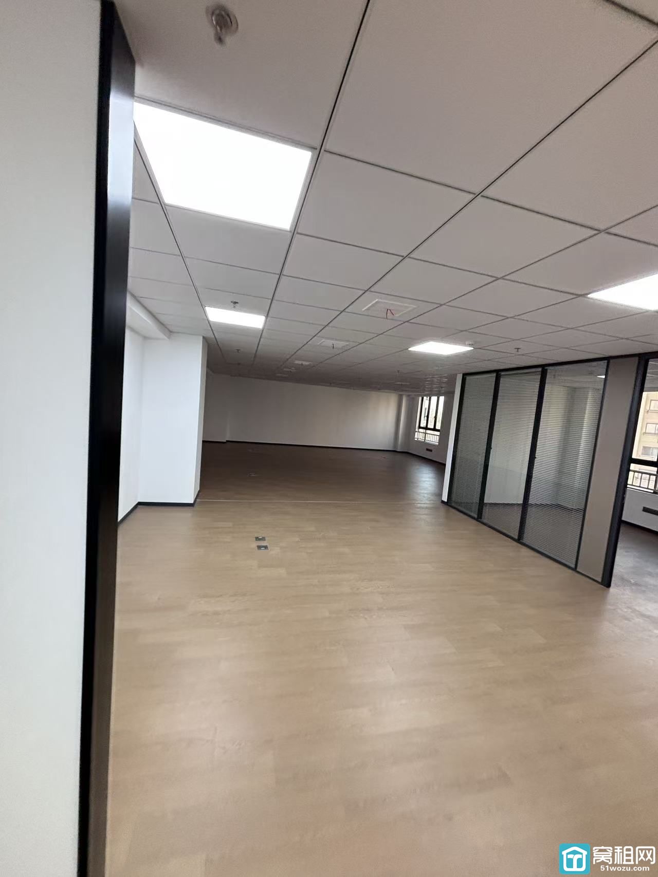 地铁2号线鄞州大道附近高校归谷办公室出租面积113平米年租金56000元