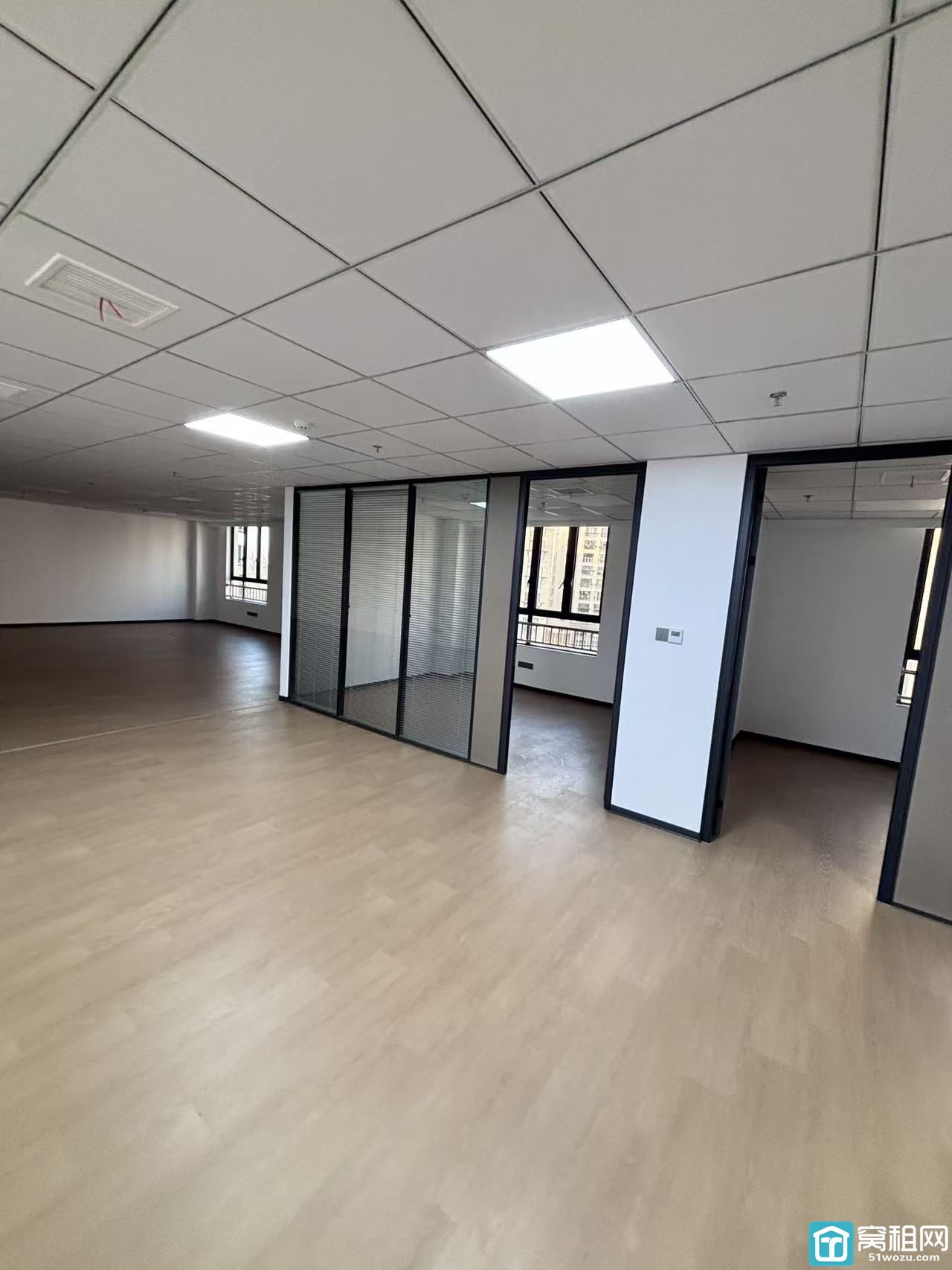 地铁2号线鄞州大道附近高校归谷办公室出租面积113平米年租金56000元