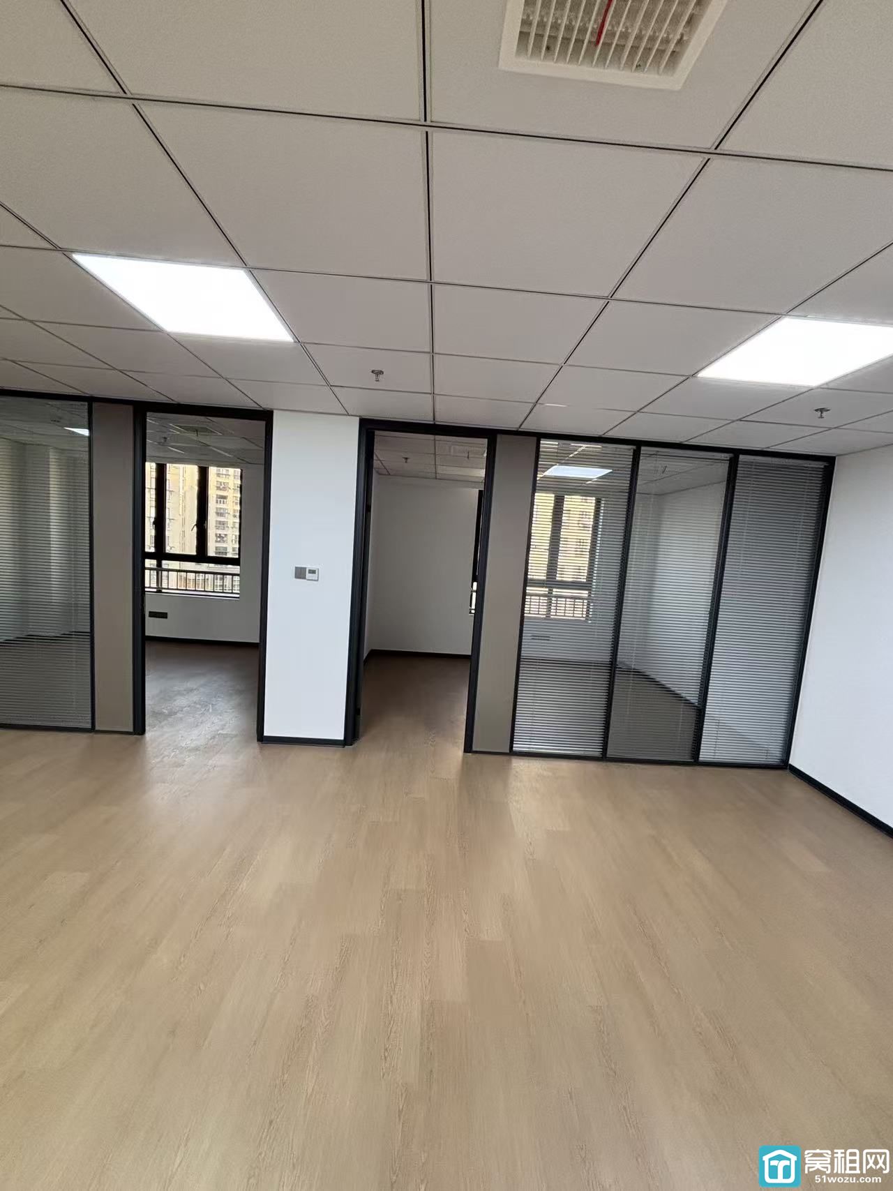 地铁2号线鄞州大道附近高校归谷办公室出租面积113平米年租金56000元