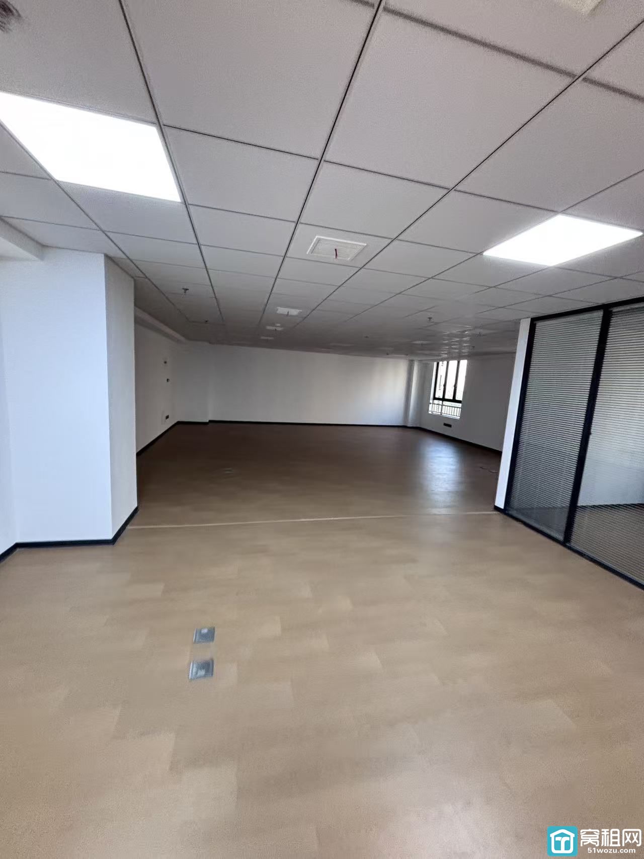 地铁2号线鄞州大道附近高校归谷办公室出租面积113平米年租金56000元