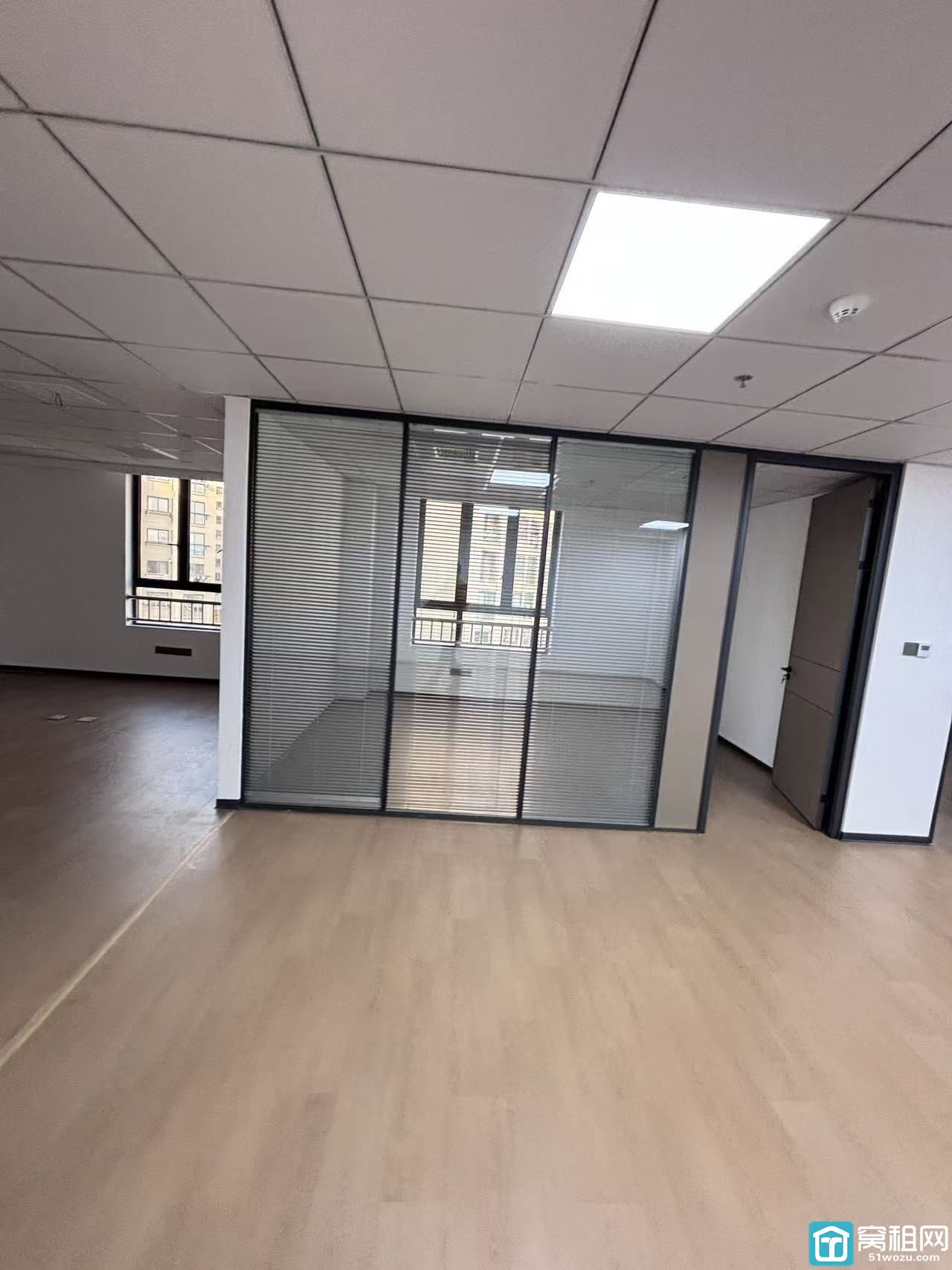 地铁2号线鄞州大道附近高校归谷办公室出租面积113平米年租金56000元