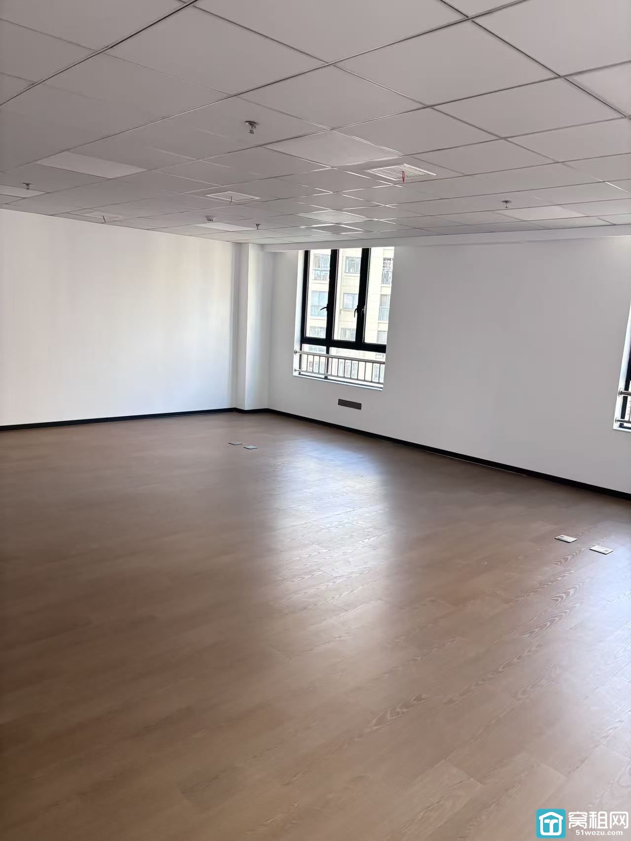 地铁2号线鄞州大道附近高校归谷办公室出租面积113平米年租金56000元