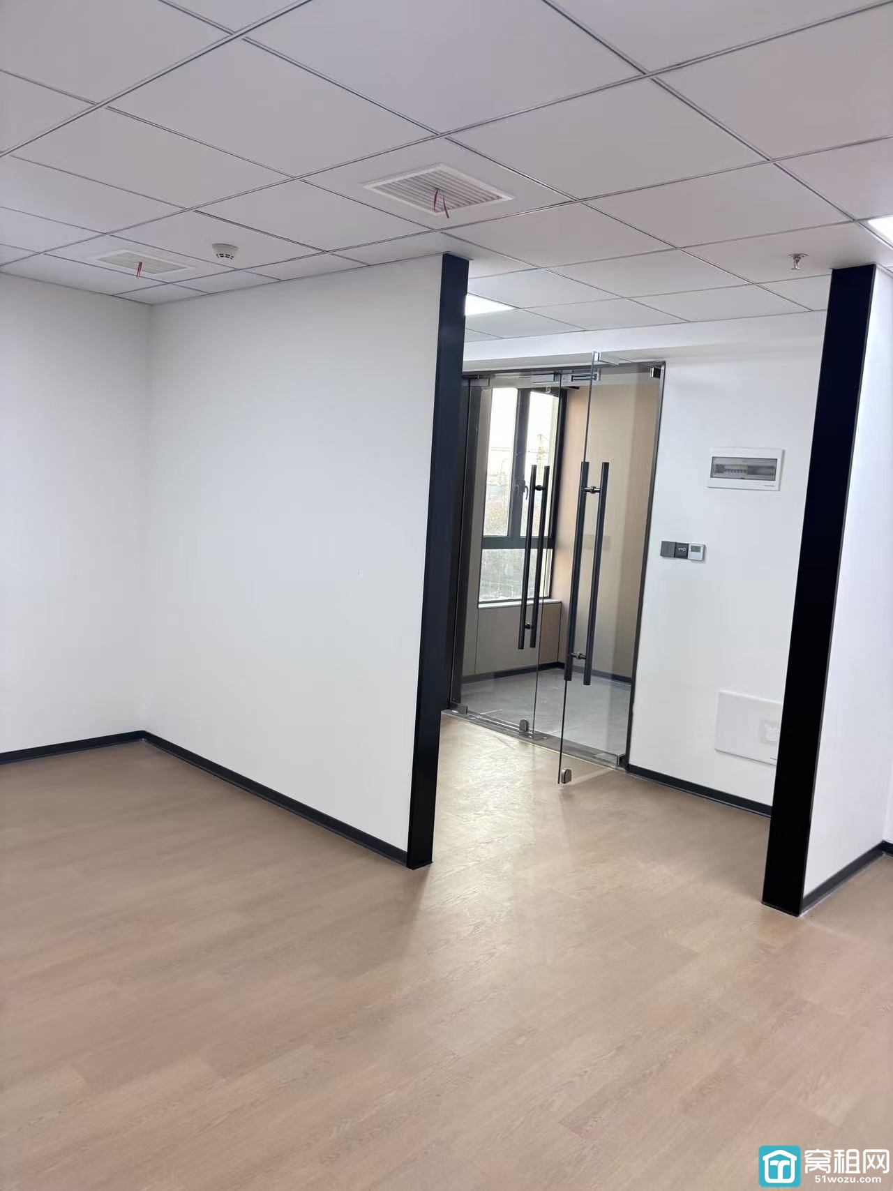 地铁2号线鄞州大道附近高校归谷办公室出租面积113平米年租金56000元