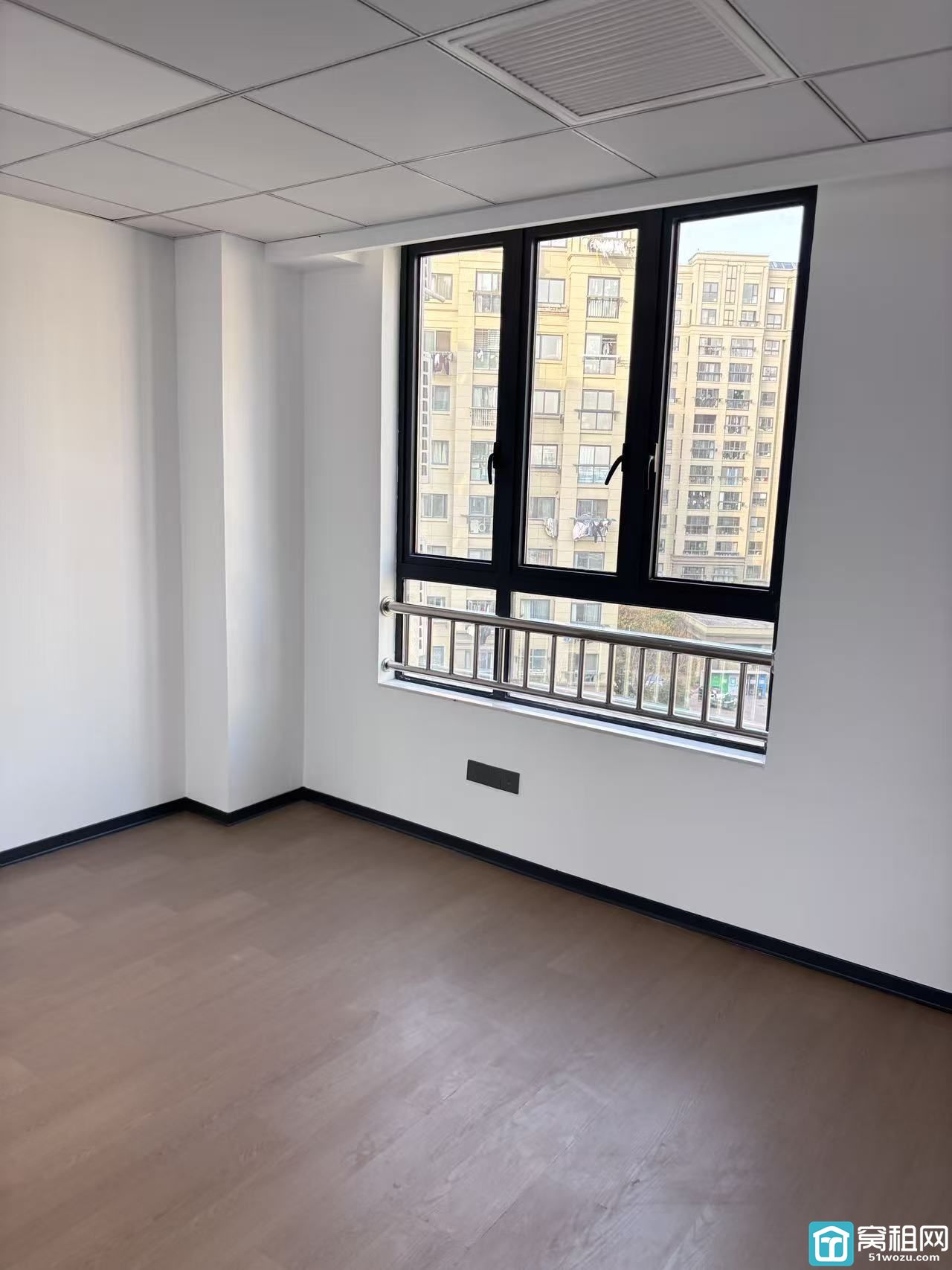 地铁2号线鄞州大道附近高校归谷办公室出租面积113平米年租金56000元