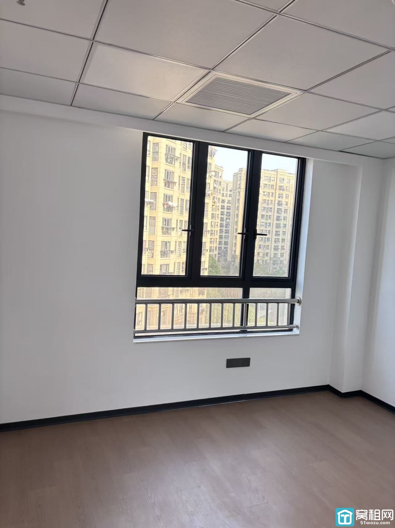 地铁2号线鄞州大道附近高校归谷办公室出租面积113平米年租金56000元