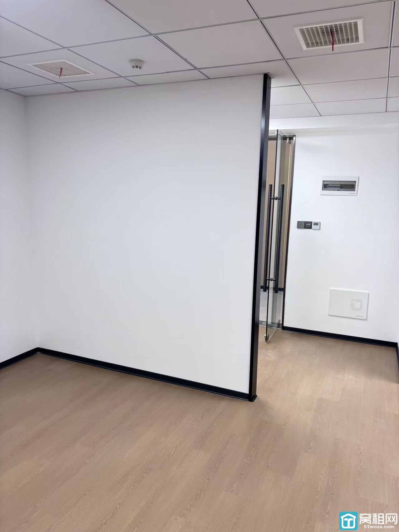 地铁2号线鄞州大道附近高校归谷办公室出租面积113平米年租金56000元