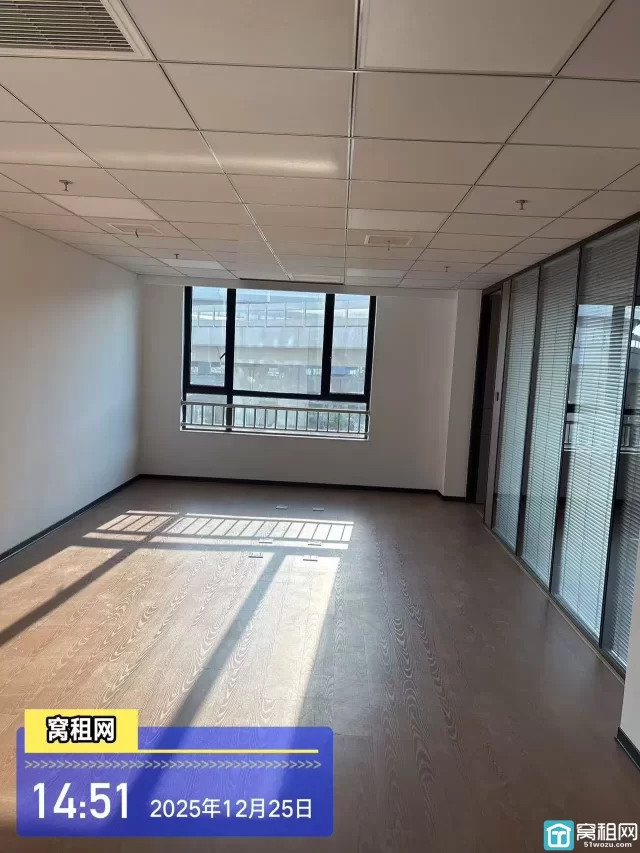 宁波鄞州大道高架附近高校硅谷103.9平米办公楼精装修出租