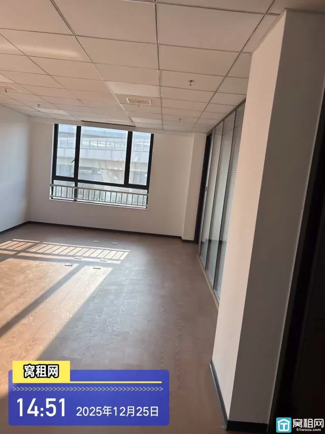 宁波鄞州大道高架附近高校硅谷103.9平米办公楼精装修出租