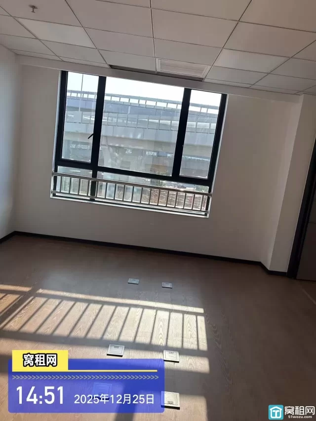 宁波鄞州大道高架附近高校硅谷103.9平米办公楼精装修出租