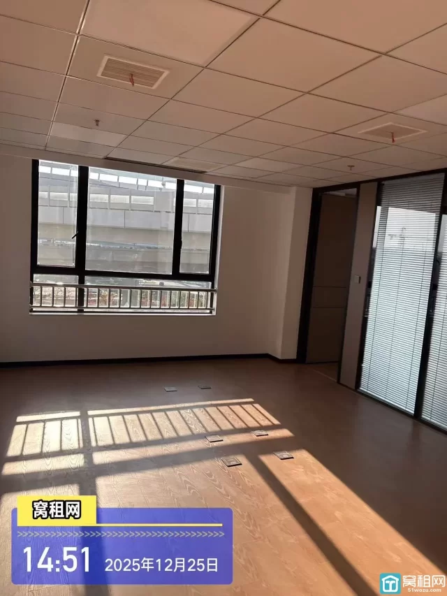 宁波鄞州大道高架附近高校硅谷103.9平米办公楼精装修出租