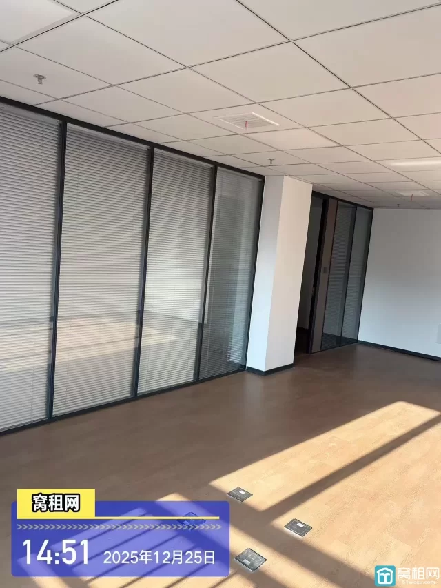 宁波鄞州大道高架附近高校硅谷103.9平米办公楼精装修出租