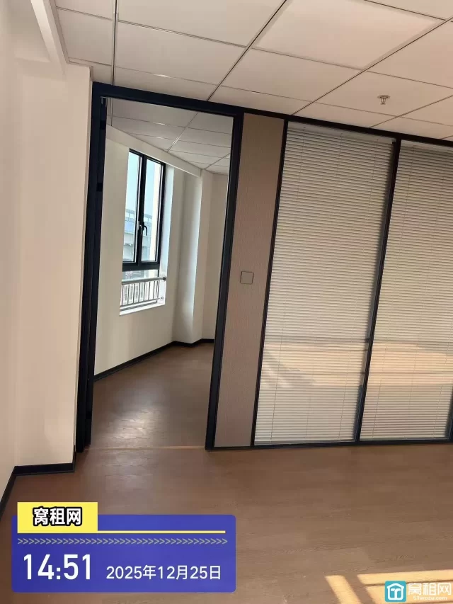 宁波鄞州大道高架附近高校硅谷103.9平米办公楼精装修出租