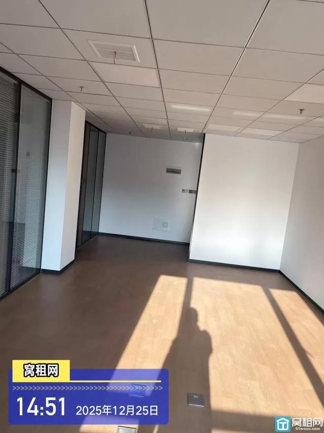 宁波鄞州大道高架附近高校硅谷103.9平米办公楼精装修出租