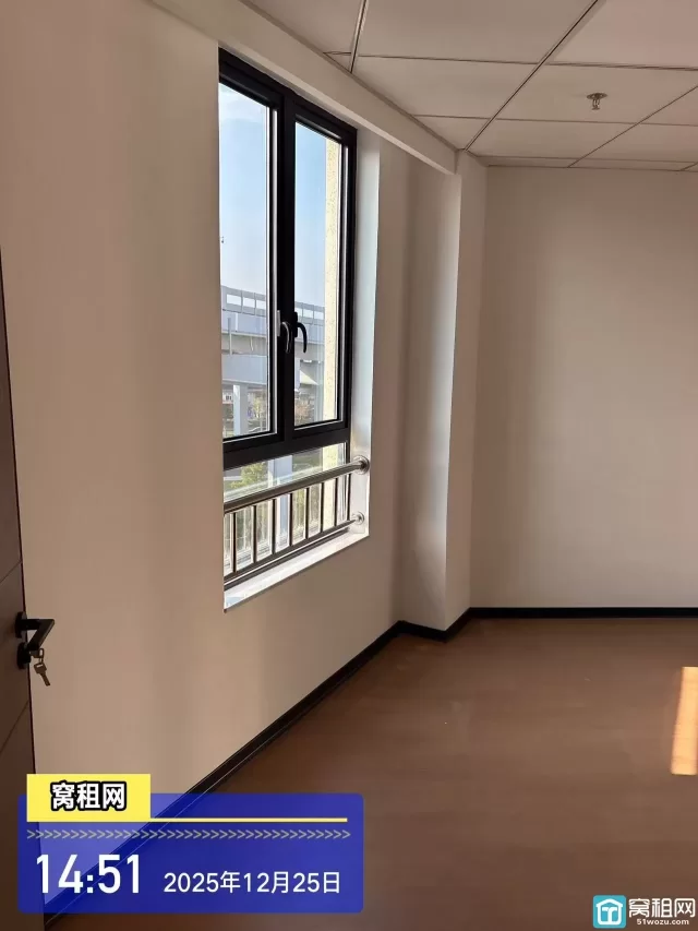 宁波鄞州大道高架附近高校硅谷103.9平米办公楼精装修出租