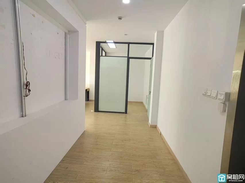 ​南部商务区红帮大厦190平米带露台的办公室出租三个隔间，朝南