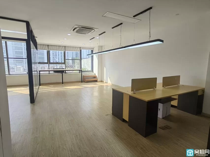 ​南部商务区红帮大厦190平米带露台的办公室出租三个隔间，朝南