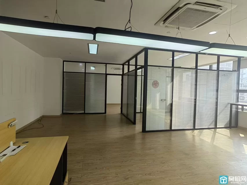 ​南部商务区红帮大厦190平米带露台的办公室出租三个隔间，朝南