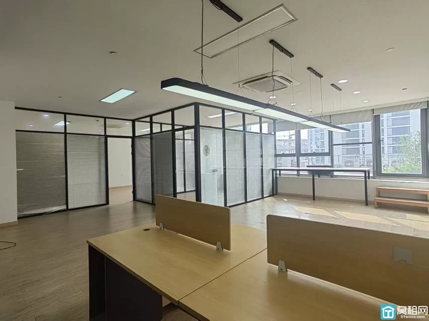 ​南部商务区红帮大厦190平米带露台的办公室出租三个隔间，朝南