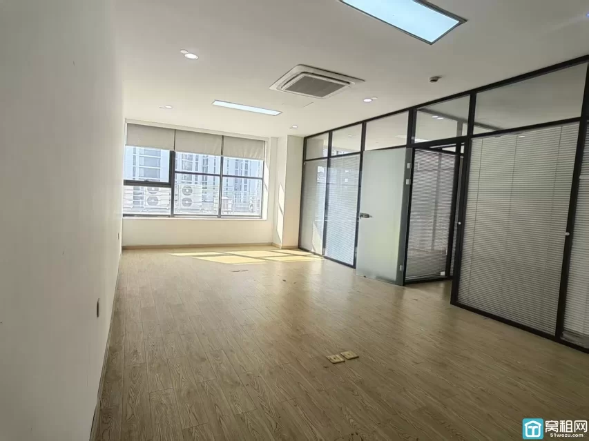 ​南部商务区红帮大厦190平米带露台的办公室出租三个隔间，朝南