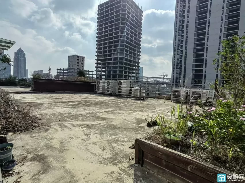 ​南部商务区红帮大厦190平米带露台的办公室出租三个隔间，朝南