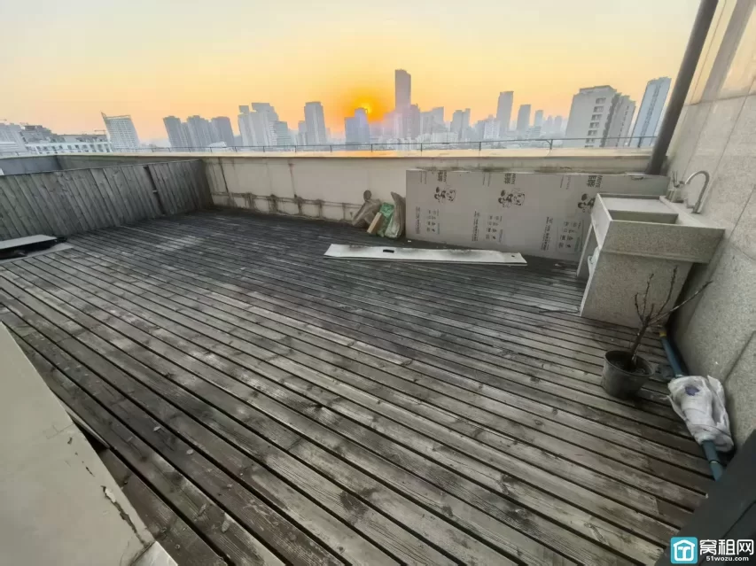 宁波鄞州区上海银行大厦77平米办公室出租，租金3400元带露台