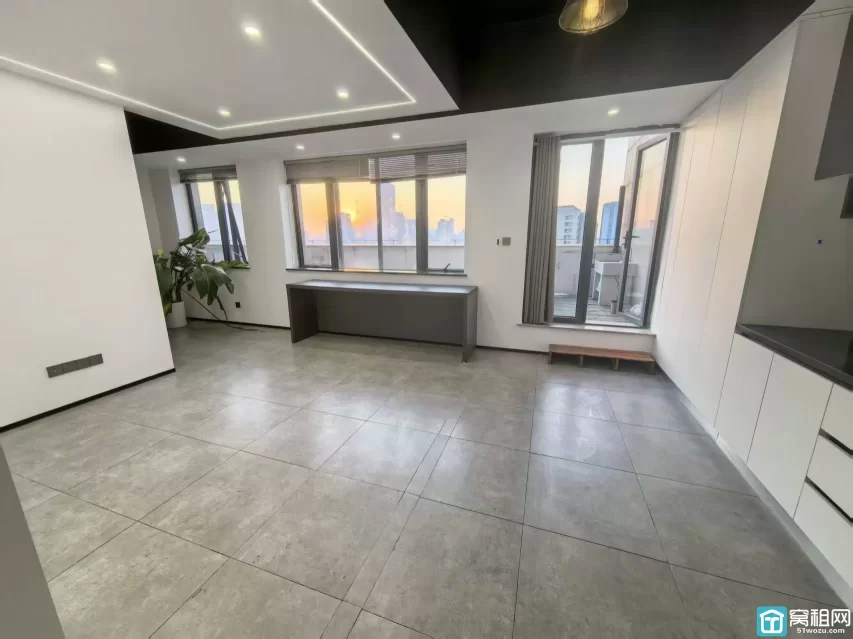 宁波鄞州区上海银行大厦77平米办公室出租，租金3400元带露台