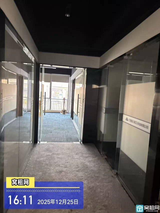 宁波机场附近富港电商城557平米带厨房，会所，淋浴间加办公室出租