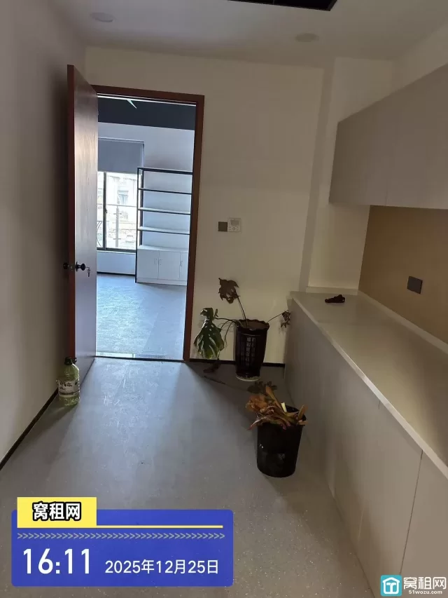 宁波机场附近富港电商城557平米带厨房，会所，淋浴间加办公室出租