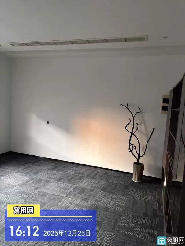 宁波机场附近富港电商城557平米带厨房，会所，淋浴间加办公室出租