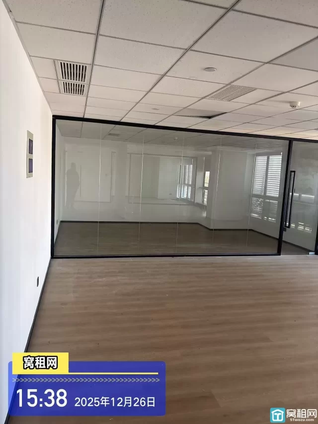 江北银亿外滩大厦187平米精装3隔间朝北办公室招租7963元/月