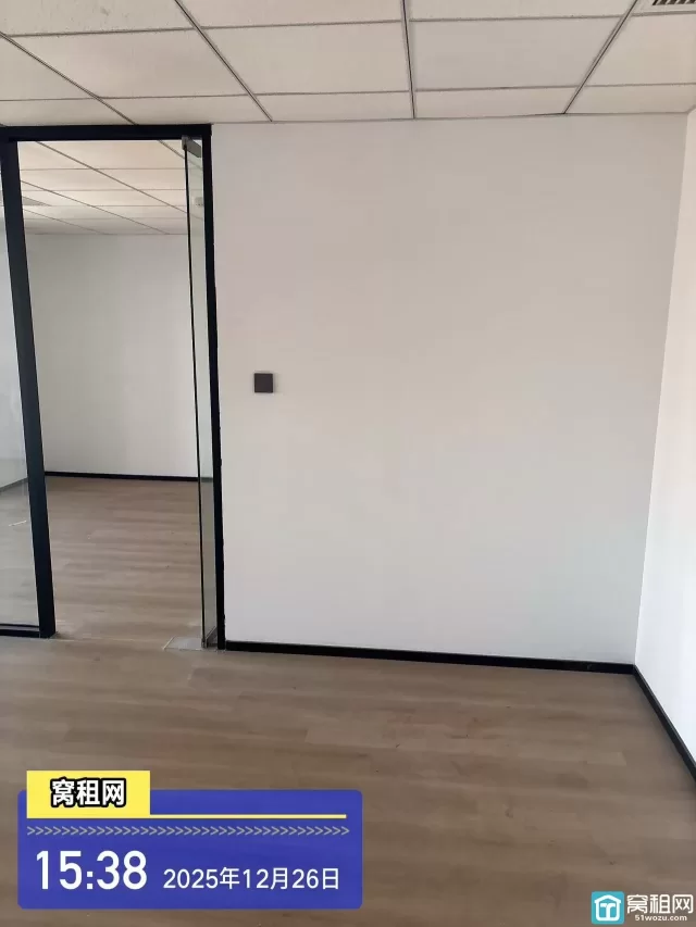 江北银亿外滩大厦187平米精装3隔间朝北办公室招租7963元/月