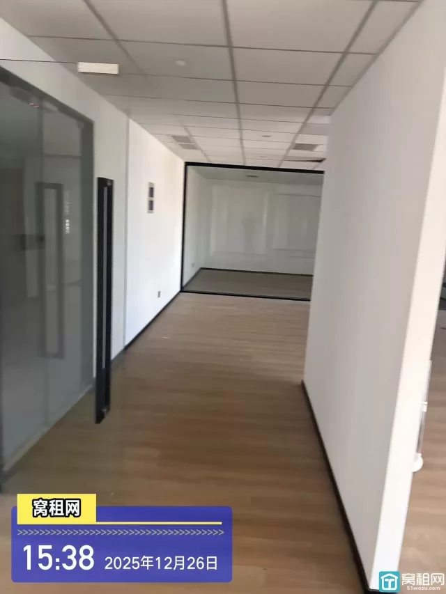 江北银亿外滩大厦187平米精装3隔间朝北办公室招租7963元/月