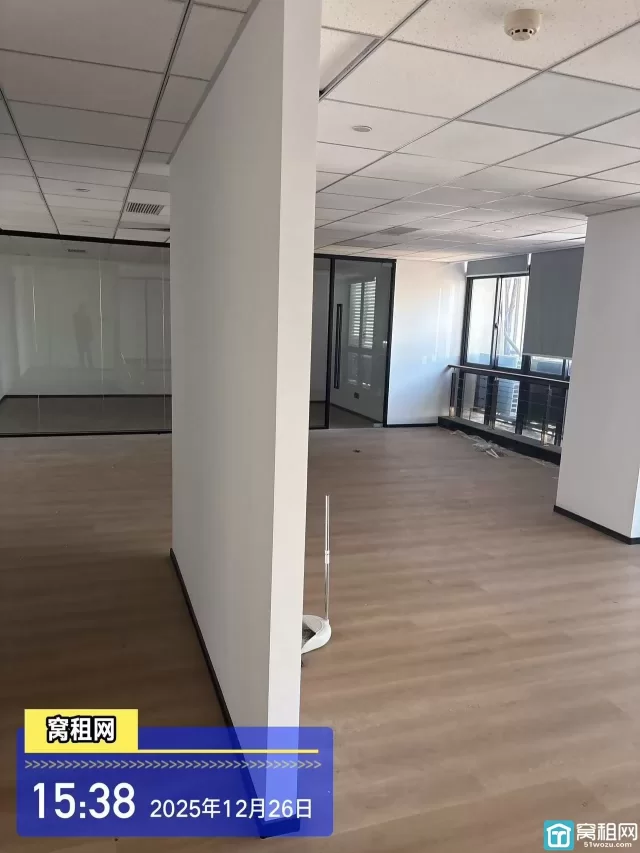 江北银亿外滩大厦187平米精装3隔间朝北办公室招租7963元/月