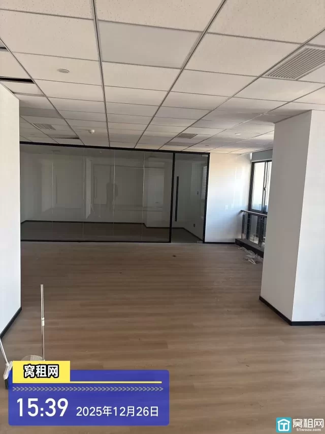 江北银亿外滩大厦187平米精装3隔间朝北办公室招租7963元/月