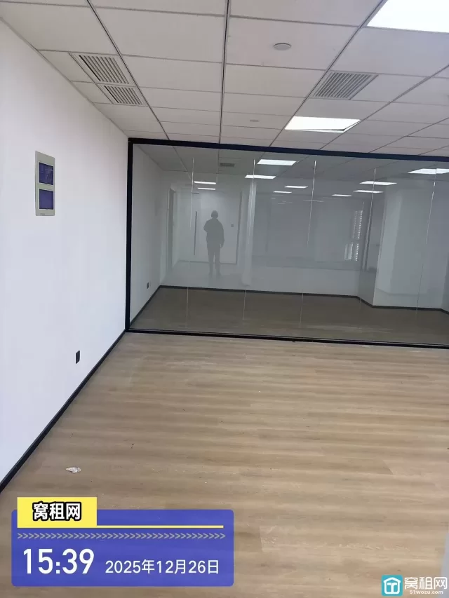 江北银亿外滩大厦187平米精装3隔间朝北办公室招租7963元/月