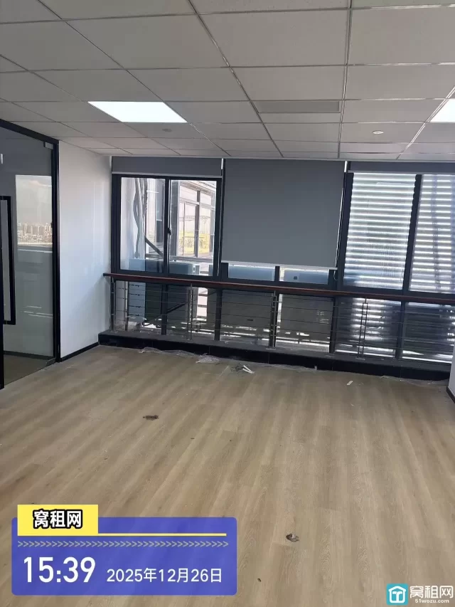 江北银亿外滩大厦187平米精装3隔间朝北办公室招租7963元/月