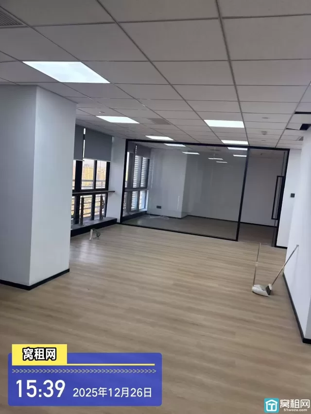 江北银亿外滩大厦187平米精装3隔间朝北办公室招租7963元/月