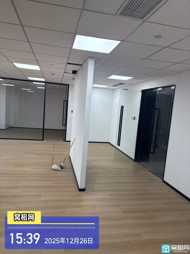 江北银亿外滩大厦187平米精装3隔间朝北办公室招租7963元/月