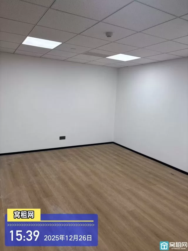 江北银亿外滩大厦187平米精装3隔间朝北办公室招租7963元/月