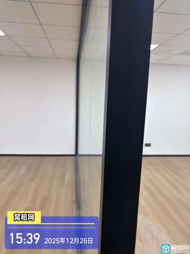 江北银亿外滩大厦187平米精装3隔间朝北办公室招租7963元/月