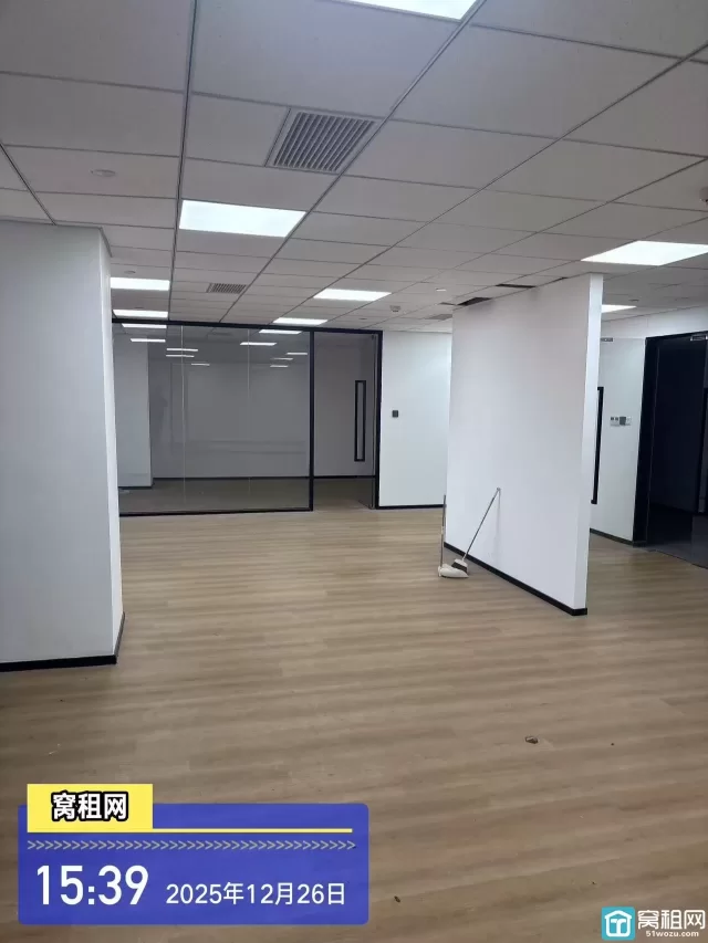 江北银亿外滩大厦187平米精装3隔间朝北办公室招租7963元/月