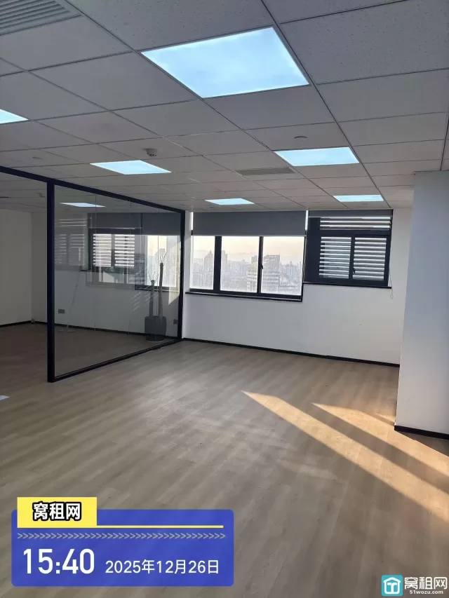 宁波江北人民路老外滩银亿外滩大厦110平精装办公室出租朝向4600元/月