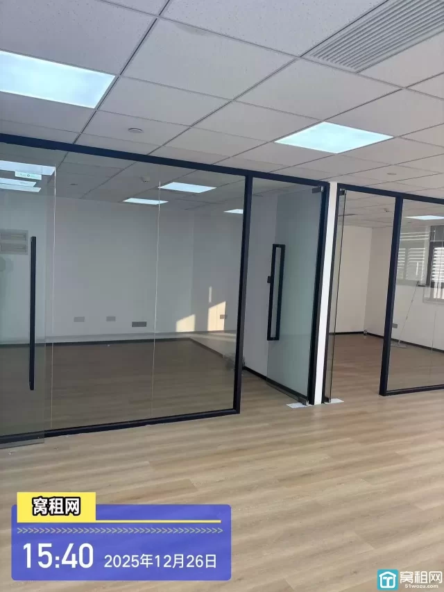 宁波江北人民路老外滩银亿外滩大厦110平精装办公室出租朝向4600元/月