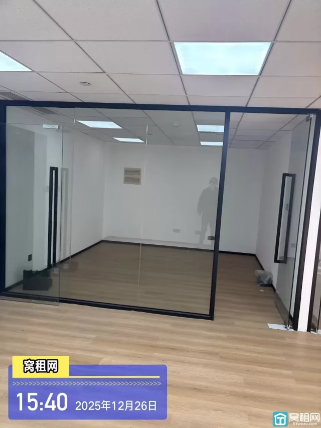 宁波江北人民路老外滩银亿外滩大厦110平精装办公室出租朝向4600元/月