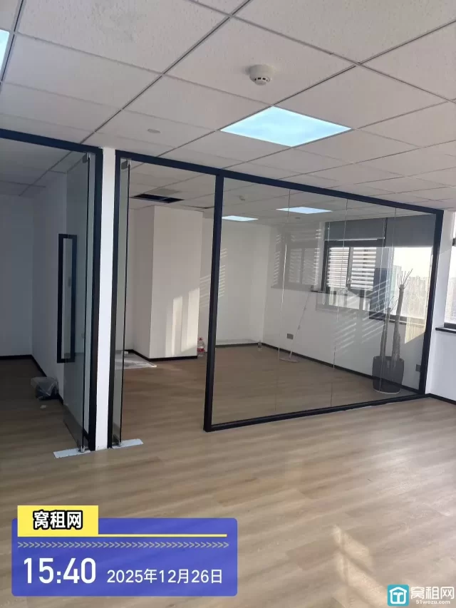 宁波江北人民路老外滩银亿外滩大厦110平精装办公室出租朝向4600元/月