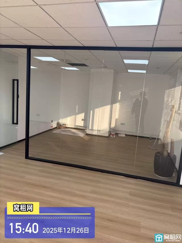 宁波江北人民路老外滩银亿外滩大厦110平精装办公室出租朝向4600元/月