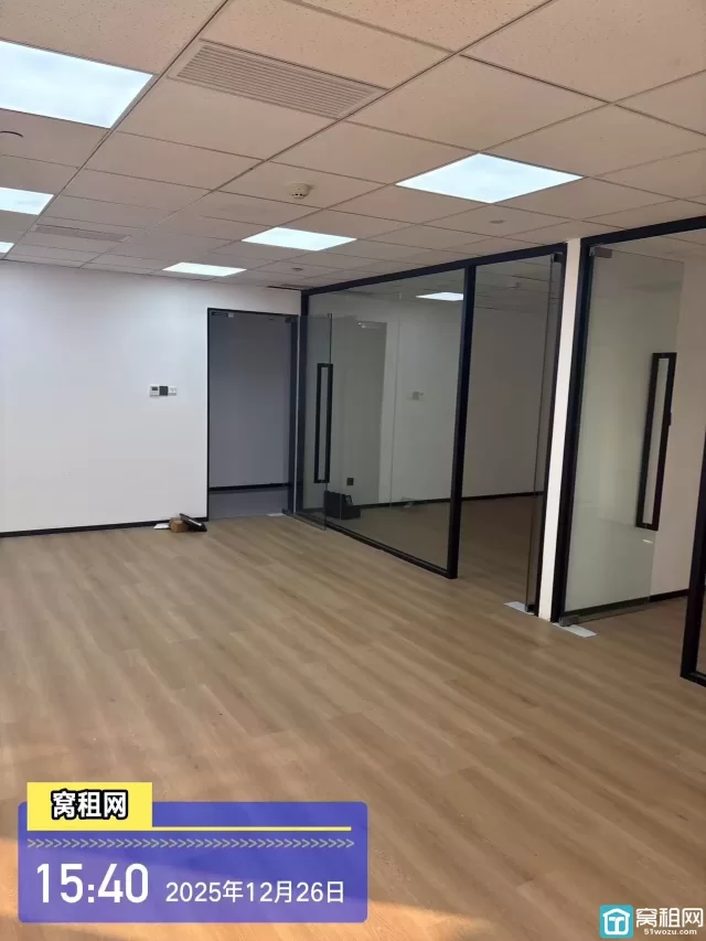 宁波江北人民路老外滩银亿外滩大厦110平精装办公室出租朝向4600元/月