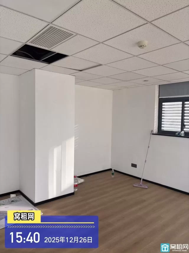 宁波江北人民路老外滩银亿外滩大厦110平精装办公室出租朝向4600元/月