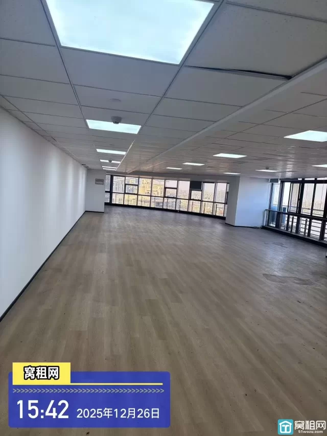 江北外滩写字楼银亿外滩大厦334平米朝江景办公室出租单价1.2元