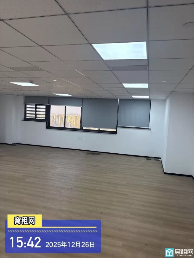 江北外滩写字楼银亿外滩大厦334平米朝江景办公室出租单价1.2元